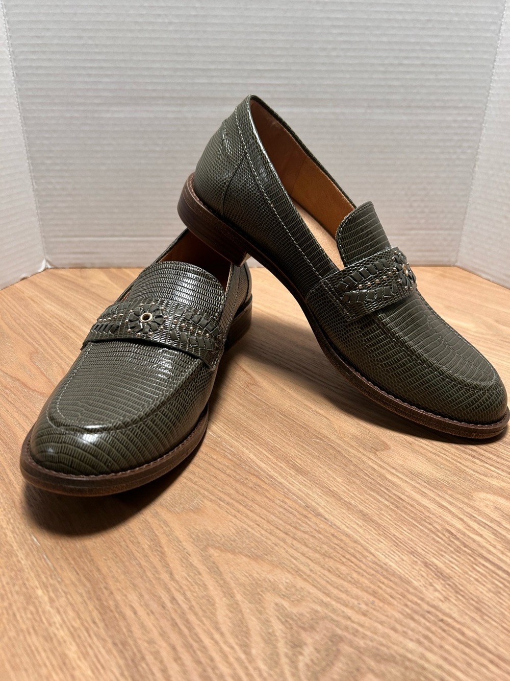 Woman’s Brioso Frisco Lizard Embossed Leather Olive Green
Size 9 1/2 M
